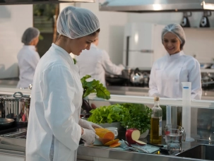 Em SP, nutricionistas para restaurantes garantem que todas as normas de segurança alimentar sejam rigorosamente seguidas.