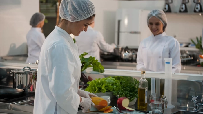 Em SP, nutricionistas para restaurantes garantem que todas as normas de segurança alimentar sejam rigorosamente seguidas.