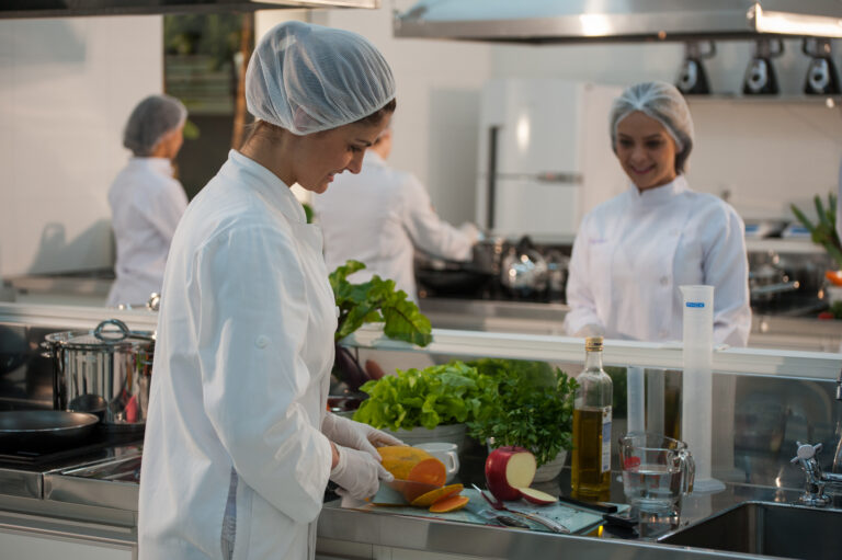 Quais são as atribuições do nutricionista responsável técnico