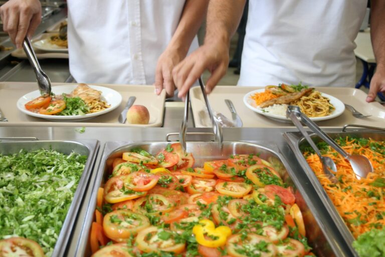 Dicas de como evitar contaminação no serviço de self service