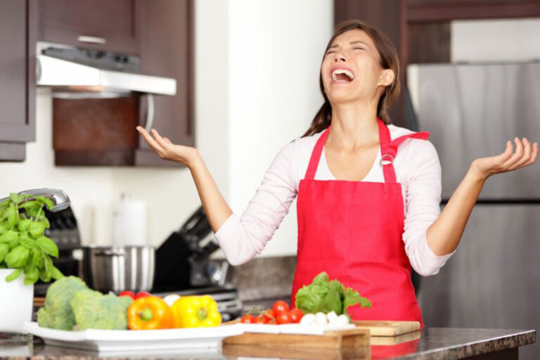 entenda porque não pode usar maquiagem na cozinha