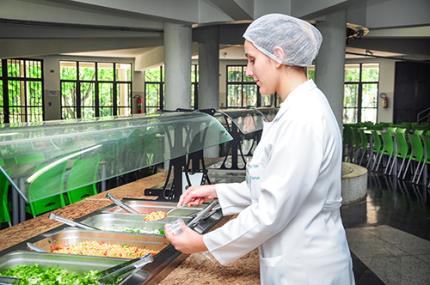 não ter um nutricionista na cozinha industrial