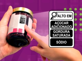 O que é a Nova Rotulagem de Alimentos? A nova rotulagem de alimentos é uma regulamentação atualizada que visa fornecer informações mais claras e precisas aos consumidores sobre os produtos alimentícios. Implementada para aumentar a transparência, essa rotulagem destaca de forma mais visível os nutrientes críticos, como açúcares adicionados, gorduras saturadas e sódio. O objetivo é ajudar os consumidores a fazer escolhas alimentares mais informadas e saudáveis, promovendo uma dieta equilibrada e conscientizando sobre o impacto nutricional dos alimentos.