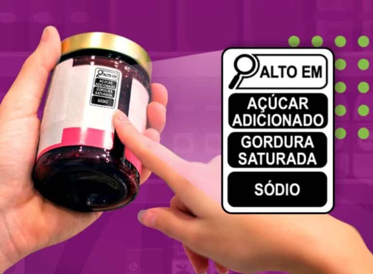 O que é a Nova Rotulagem de Alimentos? A nova rotulagem de alimentos é uma regulamentação atualizada que visa fornecer informações mais claras e precisas aos consumidores sobre os produtos alimentícios. Implementada para aumentar a transparência, essa rotulagem destaca de forma mais visível os nutrientes críticos, como açúcares adicionados, gorduras saturadas e sódio. O objetivo é ajudar os consumidores a fazer escolhas alimentares mais informadas e saudáveis, promovendo uma dieta equilibrada e conscientizando sobre o impacto nutricional dos alimentos.