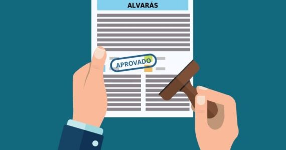 Profissional verificando a temperatura de veículo refrigerado de transporte de alimentos, garantindo conformidade com o Alvará Sanitário.