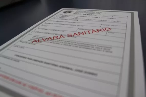 Conjunto de documentos necessários para a obtenção do Alvará Sanitário de veículos de transporte de alimentos, incluindo licenças e certificações.