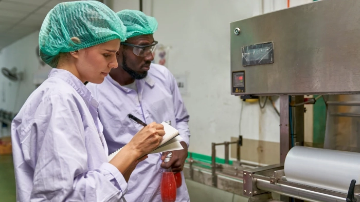 Profissionais coletando amostras de alimentos para análise durante a auditoria alimentar, verificando a qualidade e segurança dos produtos.