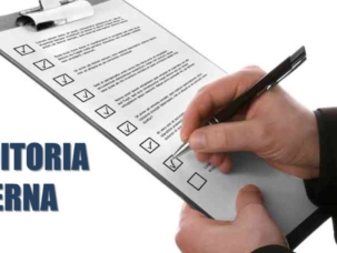 Auditor interno discutindo com a equipe sobre melhorias no processo produtivo durante uma auditoria em uma fábrica de alimentos.